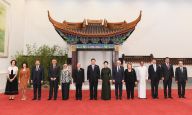 习近平和彭丽媛欢迎出席亚洲文明对话大会的外方领导人夫妇及嘉宾