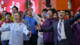 老中青三代人深情唱响我和我的祖国