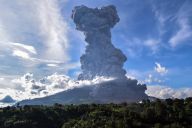印尼锡纳朋火山喷发