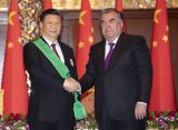 习近平出席仪式 接受塔吉克斯坦总统拉赫蒙授予“王冠勋章”