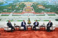 李克强会见出席“全球首席执行官委员会”第七届圆桌峰会代表并座谈