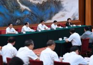 栗战书出席中国人大制度理论研究会年会暨换届选举会议