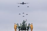 法国举行国庆阅兵式