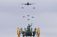 法国举行国庆阅兵式