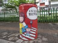 北京40多个各式卡通造型“网红”垃圾桶街头萌翻天