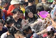 海南保亭：嬉水祈福