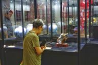 北京：近百非遗大师作品亮相民族文化宫