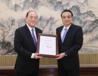 李克强颁发任命贺一诚为澳门特区第五任行政长官的国务院令