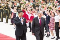 习近平同哈萨克斯坦总统托卡耶夫举行会谈
