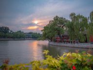 北京：夕阳下的北海公园