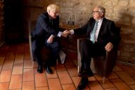 英国首相与欧盟委员会主席举行“脱欧”会谈