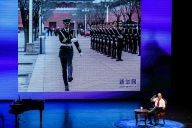 为孩子们讲国旗班的故事