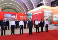习近平等党和国家领导人参观“伟大历程　辉煌成就——庆祝中华人民共和国成立70周年大型成就展”