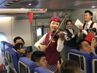 北京大兴国际机场首航航班上的欢乐时刻
