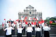 澳门：“我和国旗合个影”