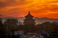 秋分木樨地桥日出，天坛祈年殿日落，红霞满天景观灯开启