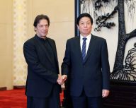 栗战书会见巴基斯坦总理伊姆兰·汗
