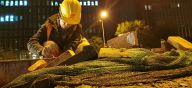 凌晨夜战的市政工人