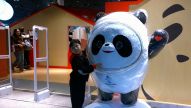 “冰墩墩”“雪容融”落户动物园 受到游客们的喜爱
