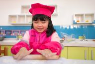 幼儿园小朋友包饺子迎接立冬的到来