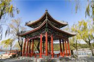 初冬时节修缮一新的颐和园知春亭风景更加壮美