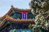 北京市民一早登景山赏雪景