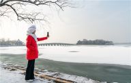 北京的第一场雪 银装素裹颐和园吸引众多游客驻足拍照留影