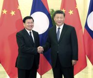 习近平会见老挝总理通伦
