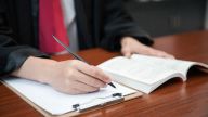 党的十八大以来全面依法治国取得的成绩与存在的问题
