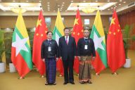习近平同缅甸联邦议会议长兼人民院议长蒂昆密和民族院议长曼温凯丹友好交谈