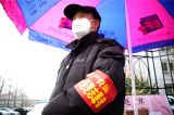 八十二岁老党员在战疫一线过生日