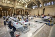 法国里尔：市政厅变身口罩生产车间