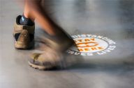 菲律宾：制作“保持社交距离”标识