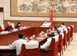 李克强主持召开经济形势专家和企业家座谈会
