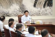 栗战书主持召开十三届全国人大常委会第六十九次委员长会议