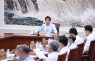 十三届全国人大常委会举行第七十次委员长会议 听取有关草案和议案审议情况汇报 栗战书主持