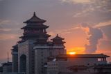 落日晚霞映红北京西客站上空