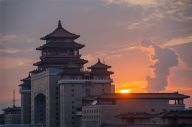 落日晚霞映红北京西客站上空