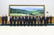 李克强向新聘国务院参事、中央文史研究馆馆员颁发聘书