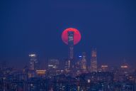西山远眺中国尊悬月