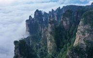 湖南张家界：云起山峰间