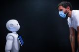 机器人Pepper：“今天你戴口罩了吗？”