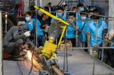 中老铁路老挝籍学员参观万象铺轨基地