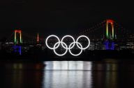 奥运会——巨型五环标志重返东京湾
