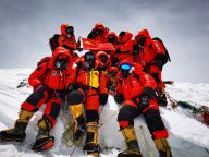 新华社体育部评出2020年中国体育十大人物之七：中国登山队