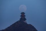 西山眺望定都阁，月亮缓缓升起，高高挂在定都阁上景色非常壮观