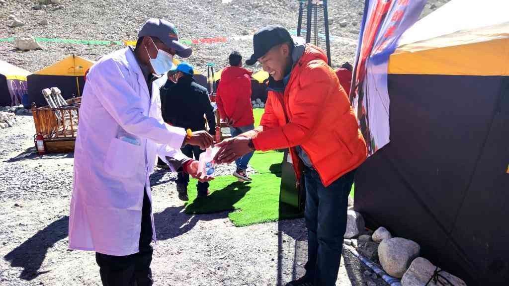 中国珠峰登山营地无外籍人员 将确保峰顶与南坡人员零接触