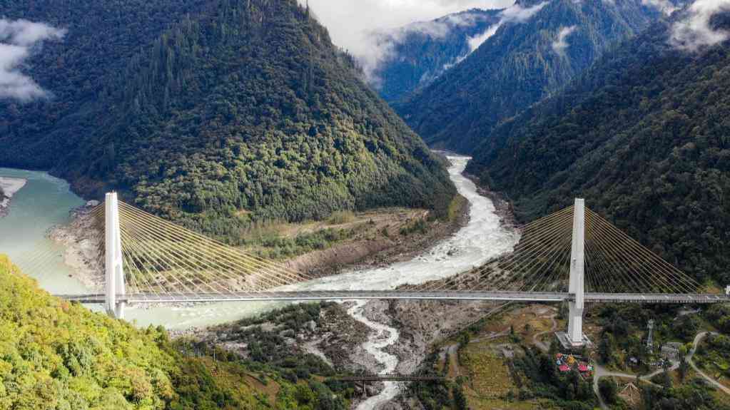 西藏:書(shū)寫(xiě)雪域高原跨越千年新傳奇