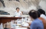 栗战书与全国人大常委会会议列席代表座谈