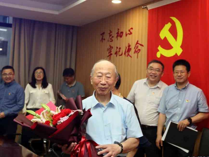 新党员陈振新:“虽已耄耋,红心向党!”